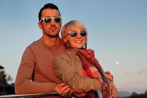 couple amoureux passe un moment romantique sur un bateau photo