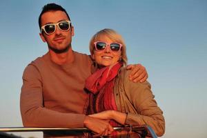 couple amoureux passe un moment romantique sur un bateau photo