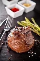 steak de boeuf frais sur pierre noire photo