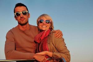 couple amoureux passe un moment romantique sur un bateau photo