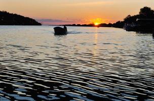 coucher de soleil sur la rivière photo