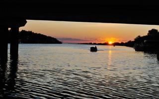 coucher de soleil sur la rivière photo