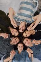 groupe d'adolescents heureux photo