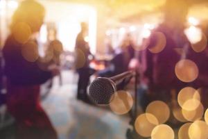 gros plan de microphone de fête de bureau photo