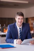 homme d'affaires au bureau photo