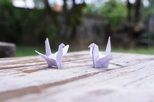 l'oiseau origami est considéré comme un oiseau sacré et un symbole de longévité, d'espoir, de chance et de paix. photo