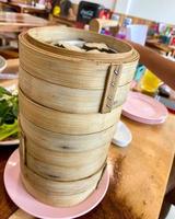 vue de dessus dim sum et zone de saisie de texte, la cuisine chinoise dim sum en bambou cuit à la vapeur est populaire dans le monde entier. photo