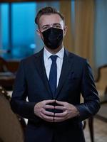 homme d'affaires portant un masque de protection au bureau photo