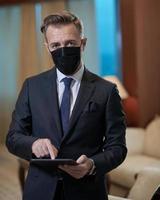 homme d'affaires portant un masque de protection au bureau photo