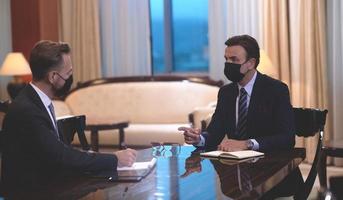 gens d'affaires portant un masque facial de protection contre le virus crona lors d'une réunion photo