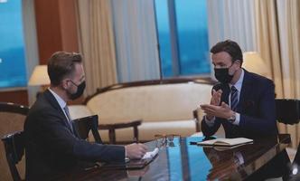 gens d'affaires portant un masque facial de protection contre le virus crona lors d'une réunion photo