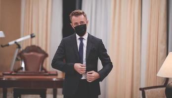homme d'affaires portant un masque de protection au bureau photo