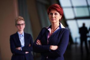 groupe de femme d'affaires au bureau moderne et lumineux photo