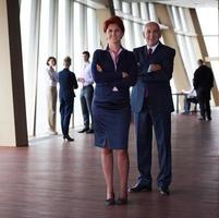 groupe de gens d'affaires divers avec une femme aux cheveux roux devant photo