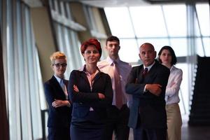 groupe de gens d'affaires divers avec une femme aux cheveux roux devant photo