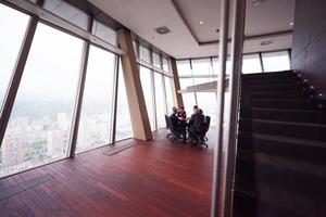 groupe de gens d'affaires en réunion au bureau moderne et lumineux photo