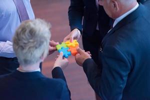 vue de dessus du groupe de gens d'affaires assemblant un puzzle photo