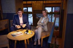 un couple d'affaires prend un verre après le travail photo