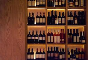bouteilles de vin sur une étagère en bois. photo