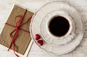 tasse de café et carte de voeux saint valentin photo
