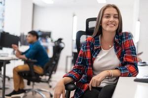 femme d'affaires décontractée travaillant sur un ordinateur de bureau dans un intérieur de bureau de démarrage à aire ouverte moderne. mise au point sélective photo