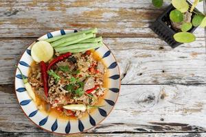 salade de porc hachée épicée servie avec des légumes frais la salade de porc hachée est une cuisine thaïlandaise traditionnelle populaire de thaïlande. la salade de porc hachée épicée est aussi appelée larb moo. photo