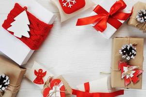 boîtes de Noël décorées de nœuds rouges photo