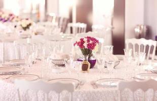table de mariage joliment décorée photo