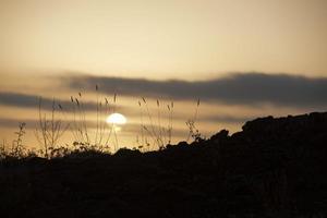 magnifique coucher de soleil sur le volcan etna photo