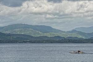 un bateau sur une île paradisiaque tropicale turquoise photo