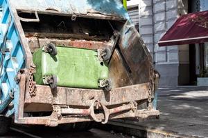 conteneur à ordures dans un camion poubelle photo