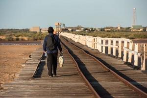 homme pêchant sur la jetée photo