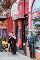 buenos aires, argentine - 9 mai 2015 - danseuse de tango à la boca maison peinte à buenos aires photo