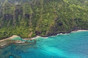 vue aérienne de la côte de kauai napali photo