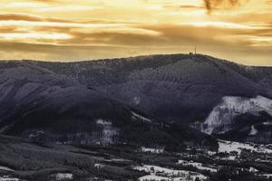 vue sur le paysage d'hiver de montagne photo