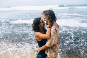 portrait de couple sur la plage photo