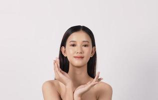 belle jeune femme asiatique avec une peau fraîche et propre sur fond blanc. photo