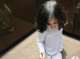 enfant jouant à l'intérieur photo