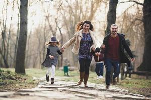 portrait de famille en plein air photo