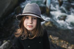 portrait de jeune fille en plein air photo