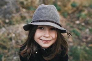 portrait de jeune fille en plein air photo