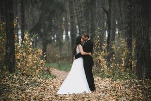 couple marié à l'extérieur photo