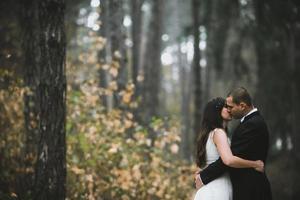 couple marié à l'extérieur photo