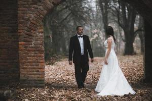 couple marié à l'extérieur photo