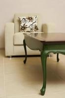 Gros plan d'un coin de table luxueux, détail de meubles en bois massif