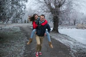 couple en paysage d'hiver photo