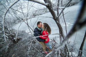 couple en paysage d'hiver photo