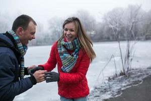 couple en paysage d'hiver photo