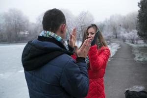 couple en paysage d'hiver photo