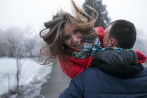 couple en paysage d'hiver photo